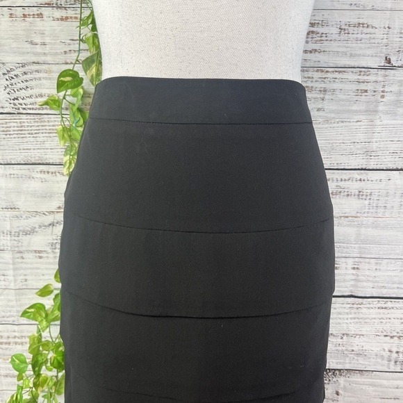 Larry Levine Skirt size 4 Classic Black Straight Kneed Layers Career Washable - Picture 3 of 9